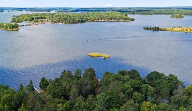 Hayward Wisconsin-Eaglesnest-Log home, on Lake Chippewa-Dogs welcome!