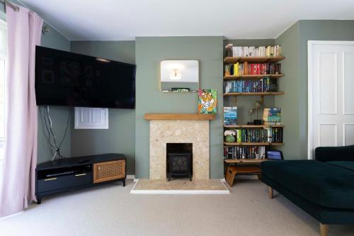 Haywards Heath 2BR House w Parking