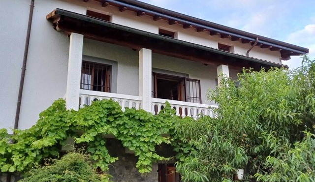 HAZAS HOUSE. Stone and wood house with garden, ideal for family trips.