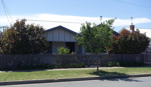 Hazel at Henley - deluxe b'n'b accommodation between the airport and the beach
