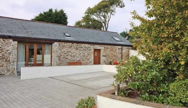 HAZEL BARN, pet friendly, character holiday cottage in Falmouth