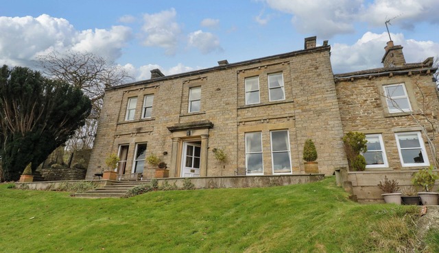 HAZEL BROW HOUSE, pet friendly, character holiday cottage in Richmond