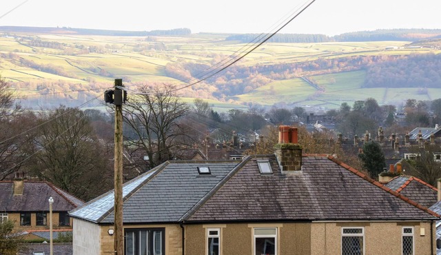 HAZEL COTTAGE, pet friendly, with hot tub in Sutton-In-Craven