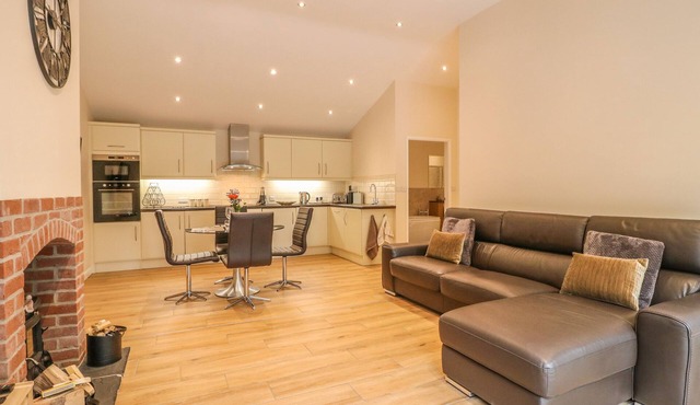 HAZEL COTTAGE, romantic, luxury holiday cottage in Belper