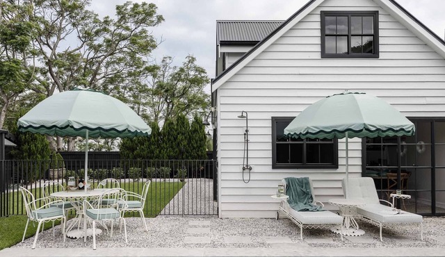 Hazel House: Luxury, country style with pool in the heart of historical Berry.