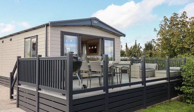 HAZEL LODGE, pet friendly, country holiday cottage in Newton Abbot