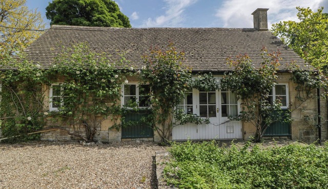 HAZEL MANOR WING, pet friendly, with open fire in Painswick