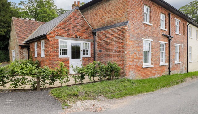HAZEL, pet friendly, character holiday cottage, with pool in Kintbury
