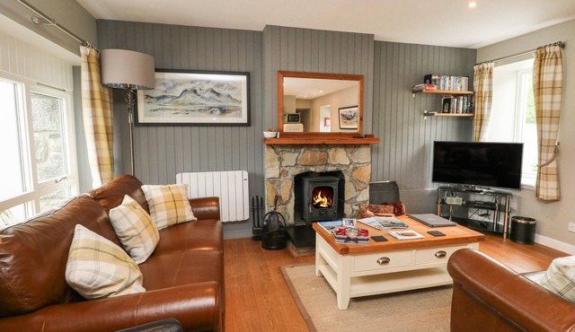 HAZEL, pet friendly, character holiday cottage in Newtonmore