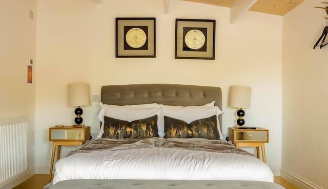 HAZEL - ROMANTIC ESCAPE | SLEEPS 2 | HOT TUB | BBQ | PETS ALLOWED | WI-FI | SECLUDED PATIO