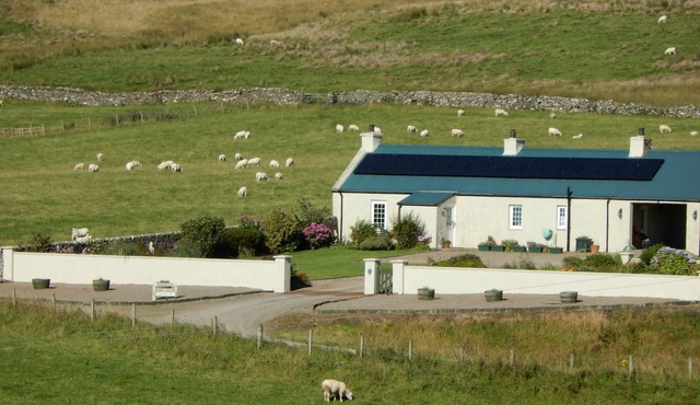 HAZEL'S COTTAGE, pet friendly, with open fire in Campbeltown