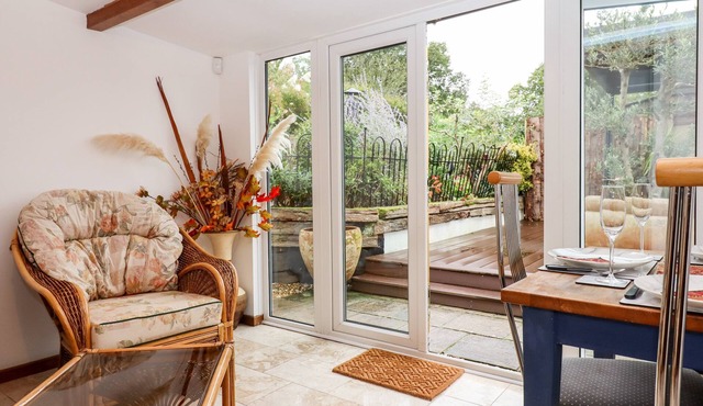 HAZELDENE STABLES, pet friendly, character holiday cottage in Ide