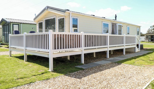 HAZELL THORNE HIDEAWAY, pet friendly, with pool in Fritton