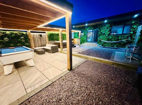 Hazells Lodge Farm Stay Sleeps 2 Undercover Hottub and Pool Table