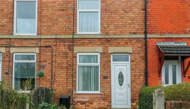 HAZELMERE COTTAGE, pet friendly, with a garden in Creswell