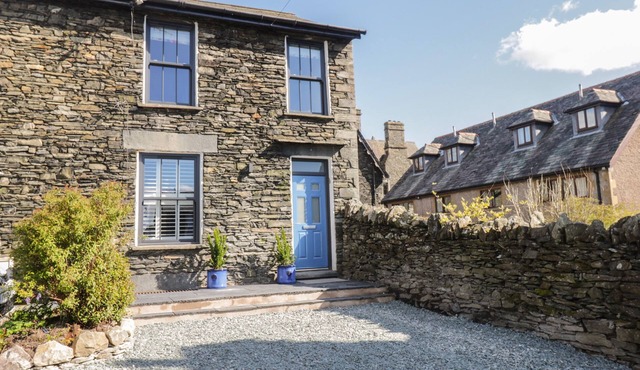 HAZELNUT COTTAGE, pet friendly, with open fire in Windermere