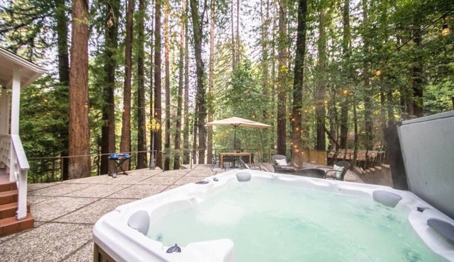 Hazels Hideaway: Hot Tub | Redwoods | Bonus Room!