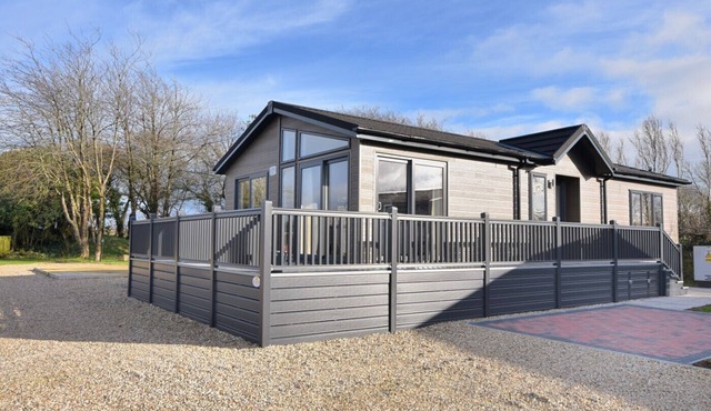 HAZELWOOD 4 @ PINEWOOD RETREAT, family friendly in Lyme Regis