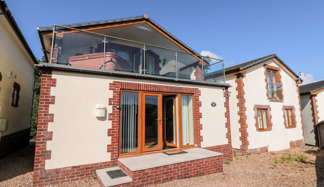 HAZELWOOD LODGE, pet friendly, with pool in High Bickington