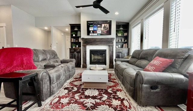 Hazen Home. Family Retreat. Fully equipped home. 2 min to shopping and parks.