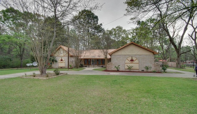 Hazlehurst Vacation Rental w/Shared Yard!