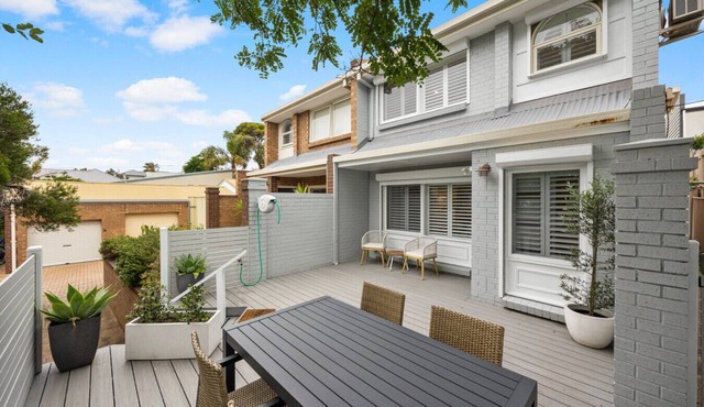 Hazy Shores Escape—Breezy Coastal Stay near Henley Square