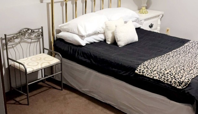 HC Hideaway - Rustic Roomy Relaxing! Queen Bed, Full Kitchen!