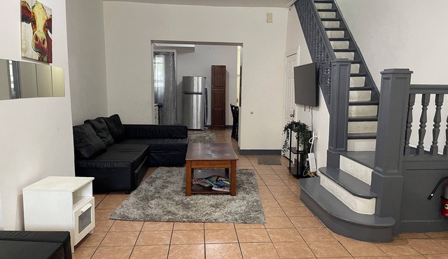 HE, spacious 5 bedrooms 3 bathrooms house