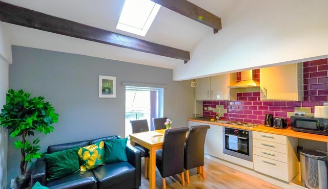 Headingley 2 Bedroom first floor cottage flat Near Universities shops& Park