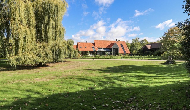 HEADLAND BARN, pet friendly, character holiday cottage in Maldon