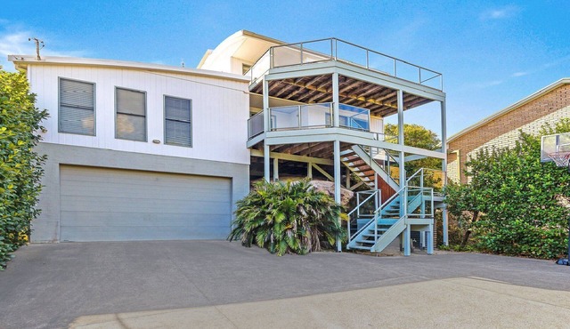 Headlands at Killcare by HolidayCo.