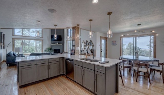 Headline (4-Bedroom Chalet) with Pool by RedAwning