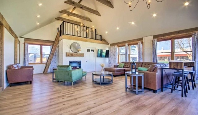 Headquarters @ Prairie Base, Roomy 2 King Ensuites