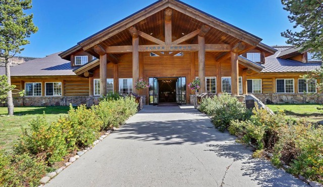 Headwaters Lodge & Cabins at Flagg Ranch
