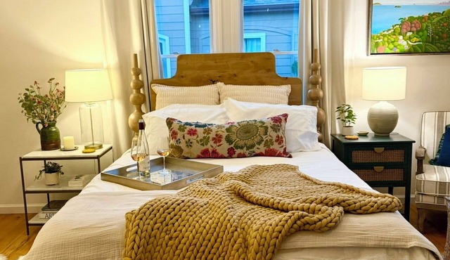 Healdsburg Plaza Charmer w/Hot Tub & Fire Pit!