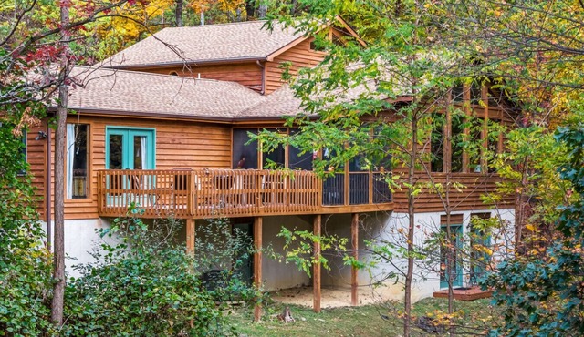 Healing House - fireplace, wifi, 2 kings, furnished den, screen porch, pool access