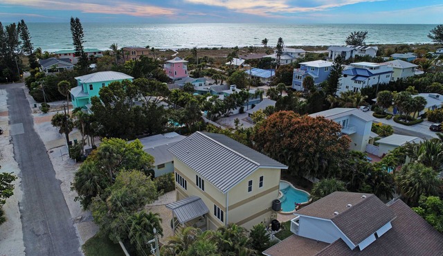 Hear The Surf/Feel The Breeze. skip to beach!nLocated on Anna Maria Island