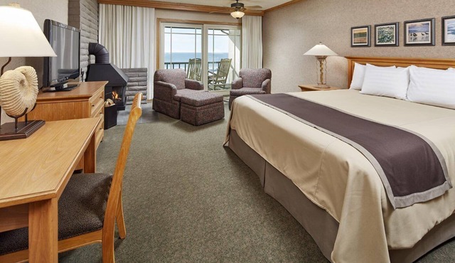 Hearst to Coast | Oceanfront King Room at Cavalier with Scenic Walks & Pool