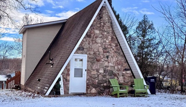 Heart Jacuzzi · Kayaks · Firepit · Pier