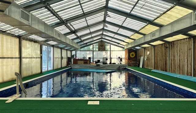 Heart Mountain Homestead w/indoor pool & room for 20 people!