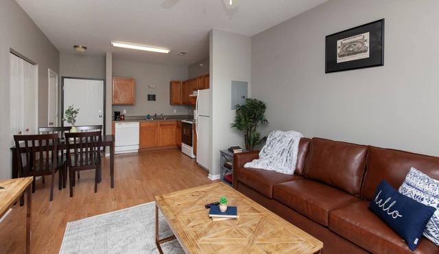 Heart of Ames Flat w/ Fully-Equipped Kitchen