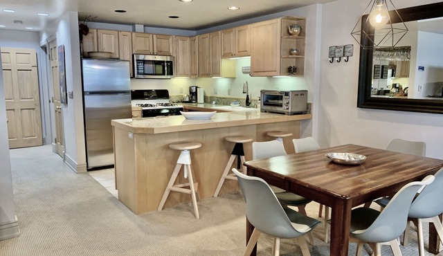 Heart of Aspen 2BR/2BA — Walk to Gondola, Quiet & Convenient