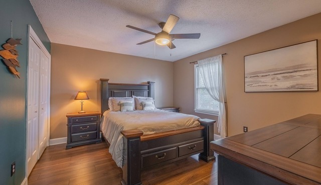 Heart of Athens! Beautiful Townhouse, 15 Minute Walk to Stadium, Downtown.