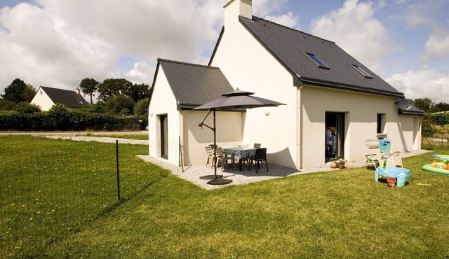 Heart of Brittany, Modern & Sleeps upto 8, Close to Amenities and Guerledan Lake