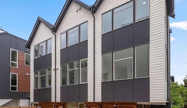 Heart of Ballard: Modern, Pet-Friendly Townhome Walkable to Dining and Market!