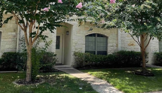 Heart of Boerne Townhome 4 min walk to Hill Country Mile, Cibolo Creek & more!