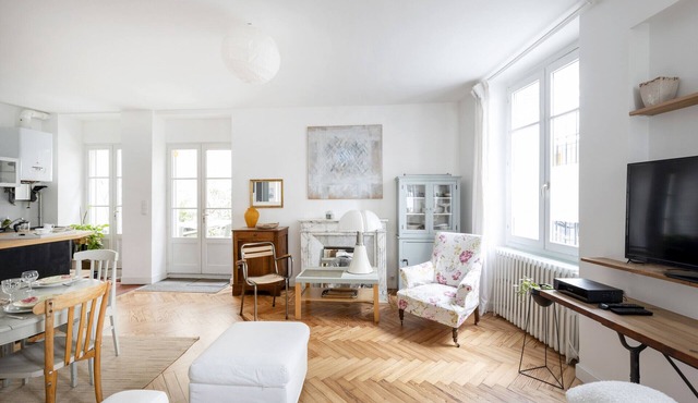 Heart of Bordeaux, charming apt with patio