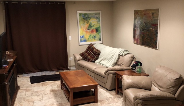 Heart of Chicago burbs 20 mins to airport 35 mins to the city. Business&pleasure