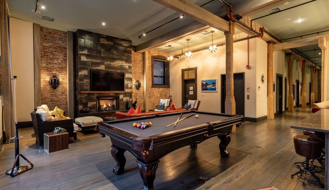 Heart of Downtown- 4 BR Walk to Everything!-Amazing loft close to everything!