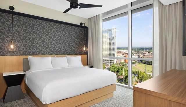Heart of Downtown Atlanta Resort with Pool & Bar